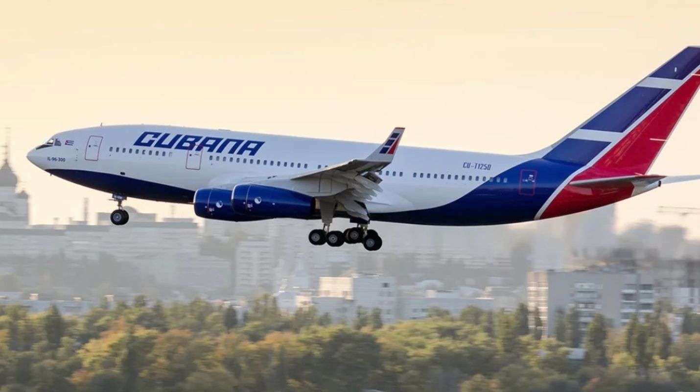 Ministro del Transporte preside acto conmemorativo por el Aniversario 90 de Cubana de Aviación.